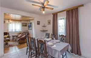 Posezení v ubytování 6 Bedroom Pet Friendly Home In Zmijavci