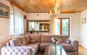Posezení v ubytování 6 Bedroom Pet Friendly Home In Zmijavci