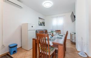 Μια τηλεόραση ή/και κέντρο ψυχαγωγίας στο Stunning Apartment In Karin Gornji