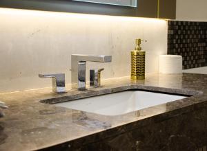 Ένα μπάνιο στο Leela residence studio apartment near Manyata tech park and airport +15 φωτογραφίες