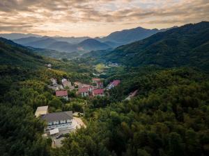 una vista aerea di un villaggio in montagna di Tonglu HECHU Laf a Shanyinling