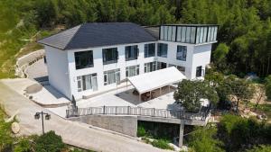 una vista aerea di una grande casa bianca di Tonglu HECHU Laf a Shanyinling