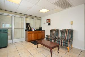 a waiting room with two chairs and a coffee table at Motel 6-Pulaski, TN in Pulaski +50 photos