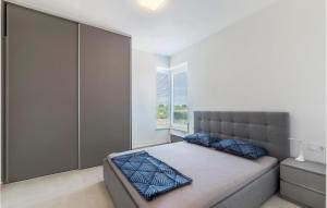 Posteľ alebo postele v izbe v ubytovaní Awesome Apartment In Stinjan