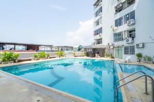 una piscina al centro di un edificio di SR Complex a Chiang Mai