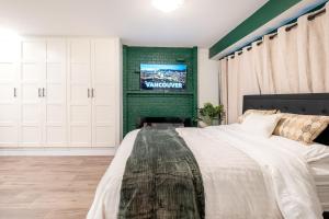 a bedroom with a bed and a green wall at Vancouver Central Green Studio in Vancouver