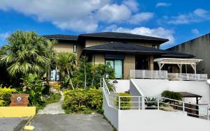 広々テラスで沖縄一の絶景独占! BBQやイベントも楽しめる貸切ヴィラで最高の旅を! Villa VIEW的阳台或露台