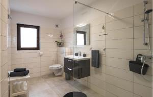Kúpeľňa v ubytovaní 3 Bedroom Villa In Pula