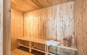 un sauna en bois avec un banc et un seau dans l'établissement Amazing Home In Naselje Muzini, à Tomišići