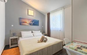 une chambre avec un lit avec un ours en peluche dessus dans l'établissement Amazing Home In Naselje Muzini, à Tomišići