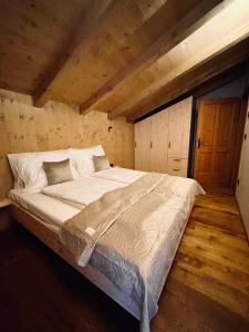 Cosy Chalet with garden, fire pit & stunning views客房内的一张或多张床位