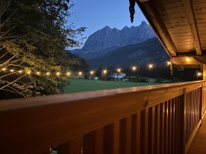 施文特Cosy Chalet with garden, fire pit & stunning views的山景甲板