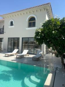 Bazén v ubytování Luxurious Villa 5BHK with Pool BBQ and Full Time Housemaid Assistance - live in nebo v jeho okolí