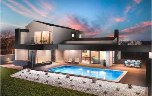una casa con piscina en el patio en Cozy Home In Valbandon With Wifi, en Valbandon