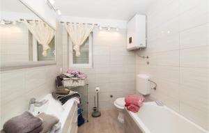 Koupelna v ubytování Three-Bedroom Holiday Home In Labin