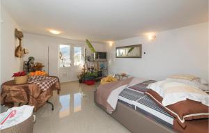 Postel nebo postele na pokoji v ubytování Three-Bedroom Holiday Home In Labin