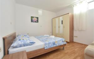 Postel nebo postele na pokoji v ubytování Two-Bedroom Apartment In Podstrana