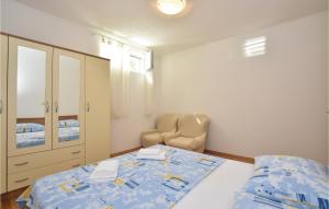 Postel nebo postele na pokoji v ubytování Two-Bedroom Apartment In Podstrana