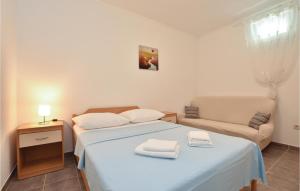 Postel nebo postele na pokoji v ubytování Two-Bedroom Apartment In Podstrana