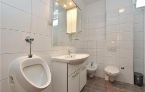 Koupelna v ubytování Two-Bedroom Apartment In Podstrana
