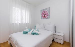 Posteľ alebo postele v izbe v ubytovaní 3 Bedroom Nice Apartment In Crikvenica