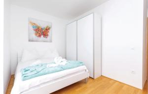 Posteľ alebo postele v izbe v ubytovaní 3 Bedroom Nice Apartment In Crikvenica