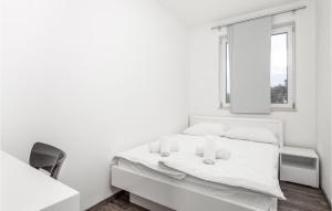 Postel nebo postele na pokoji v ubytování 3 Bedroom Awesome Apartment In Kampor