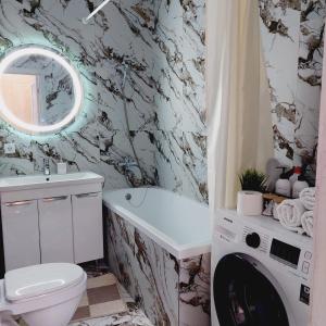 een badkamer met een wasmachine en een wasmachine bij Отличная квартира ЖК Алпамыс in Astana