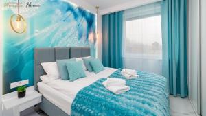 una camera da letto con un grande letto con tende blu di Wonder Home - Domek Sielsko Czarodziejsko blisko Karpacza, z widokiem na góry i tarasem a Ściegny