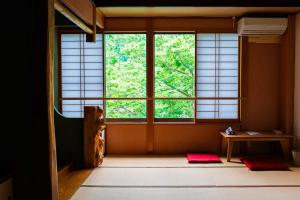 A bed or beds in a room at 清津峡Hostel 雪ふる宿