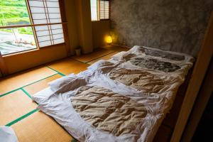 A bed or beds in a room at 清津峡Hostel 雪ふる宿