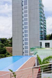 un edificio con piscina frente a un edificio en Charming Two Bedroom with River view, en San José