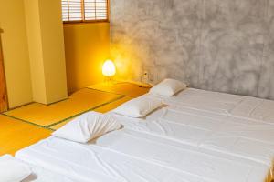 A bed or beds in a room at 清津峡Hostel 雪ふる宿