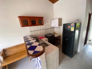 a small kitchen with a refrigerator and a table at Apartamento Lourdes 'parque principal ' in Necoclí
