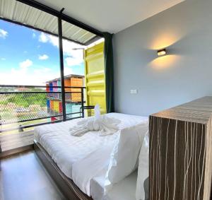Postel nebo postele na pokoji v ubytování Boxinn The Kontena Home