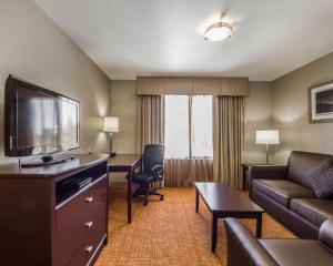 a living room with a couch and a flat screen tv at Hotel Med Park, an Ascend Collection Hotel in Sacramento