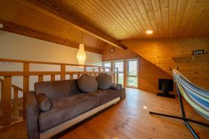 un divano in un soggiorno con un'amaca di Best View a Nakafurano Altre 151 foto