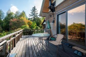 un patio con tavolo e sedie su un ponte di Best View a Nakafurano