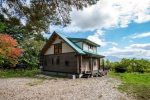 una piccola casa con tetto verde di Best View a Nakafurano