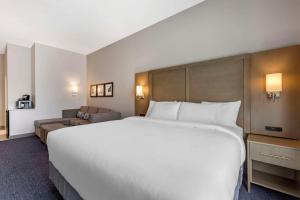 Кровать или кровати в номере Comfort Suites Scottsdale Talking Stick Entertainment District