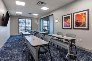 Телевизор и/или развлекательный центр в Comfort Suites Scottsdale Talking Stick Entertainment District