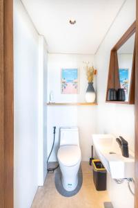 een badkamer met toilet en wastafel bij Santos Suites in Badung