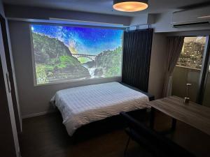 a bedroom with a large window with a view of a bridge at Amazing Tower view 3bed 5ppl 駅徒歩5分 24Hコンビニ,スーパー至近 in Tokyo