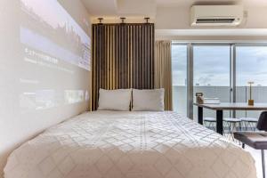 a bedroom with a bed and a table and a desk at Amazing Tower view 3bed 5ppl 駅徒歩5分 24Hコンビニ,スーパー至近 in Tokyo