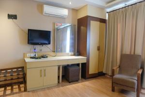 Μια τηλεόραση ή/και κέντρο ψυχαγωγίας στο Modern Studio at Apartment Grand Setiabudi By Travelio