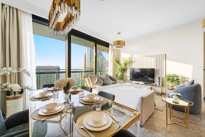 Una sala de estar con una cama y una gran ventana. en Luxury 2BR Skyline Sea View Direct Mall Metro Dining Shops City Walk, en Dubái