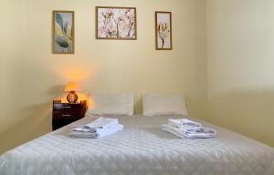 ein Schlafzimmer mit einem Bett mit Handtüchern darauf in der Unterkunft Sobrado piscina a 200m orla, perfeito para festa in Paulista + 27 Fotos