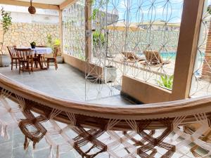 ein Boot auf einer Terrasse mit Tisch und Stühlen in der Unterkunft Sobrado piscina a 200m orla, perfeito para festa in Paulista