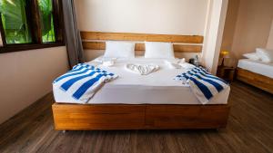 Postel nebo postele na pokoji v ubytování Beach Lily Dhigurah + 2 fotografie