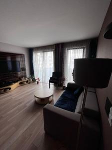 un salon avec un canapé et une table dans l'établissement Skau 2 Eurovea Garden View Free Parking, à Petržalka